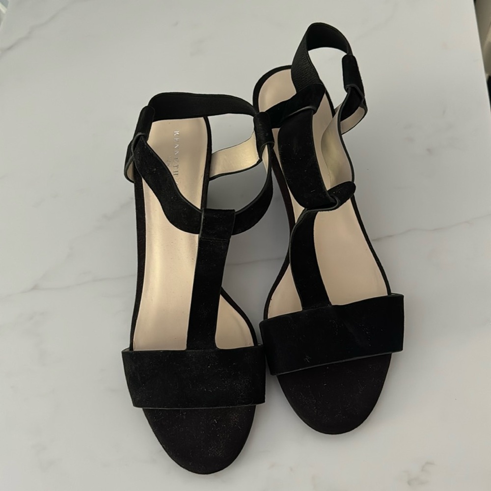 Kenneth Cole Dana T Strap Wedge 3” Heel Sandals in Black size 8.5.